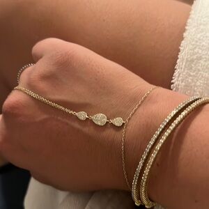 Kaylee and rose Hand chain in solid 18k gold with real diamonds.